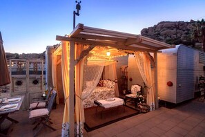 Outdoor dining - Vintage Glamping Travel Trailer with Views of San Fernando Valley near Los Angeles, California (Chatsworth)