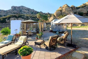 Outdoor dining - Vintage Glamping Travel Trailer with Views of San Fernando Valley near Los Angeles, California (Chatsworth)