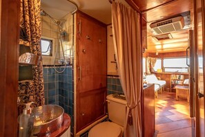 Jetted bath, hair dryer, towels, soap - Vintage Glamping Travel Trailer with Views of San Fernando Valley near Los Angeles, California (Chatsworth)