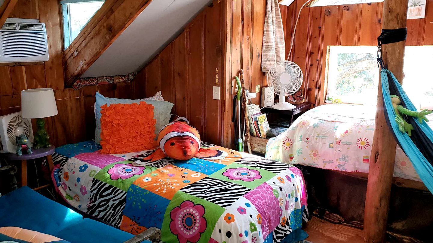 1 bedroom, bed sheets