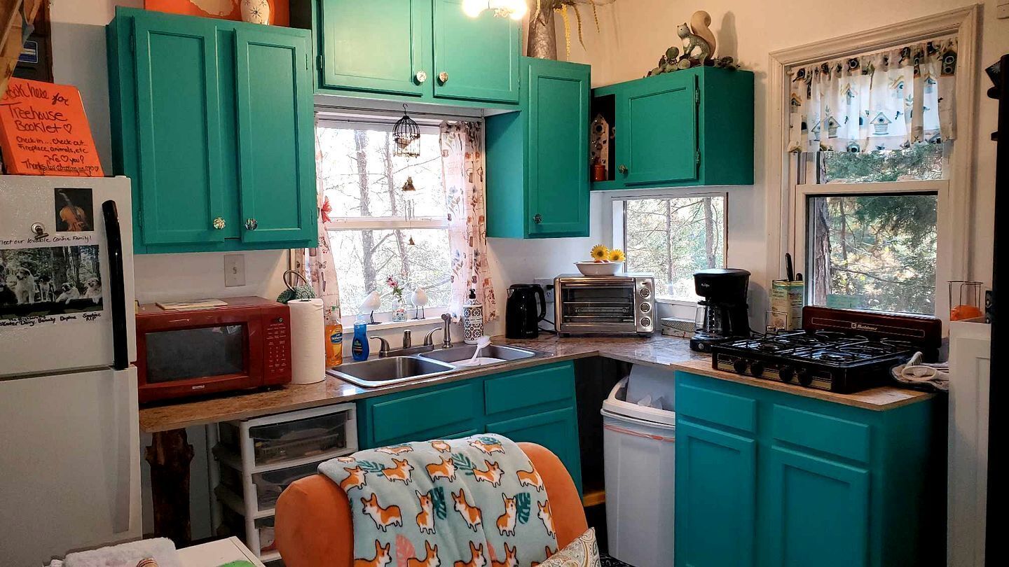 Coffee/tea maker, fridge, microwave, oven