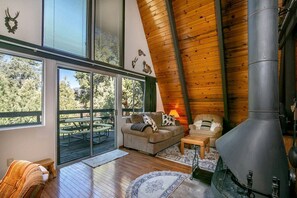 TV, fireplace, DVD player, video library - Charming Pine Mountain Club Cabin Rental with a Wood-Burning Fireplace and Views (Pine Mountain Club)