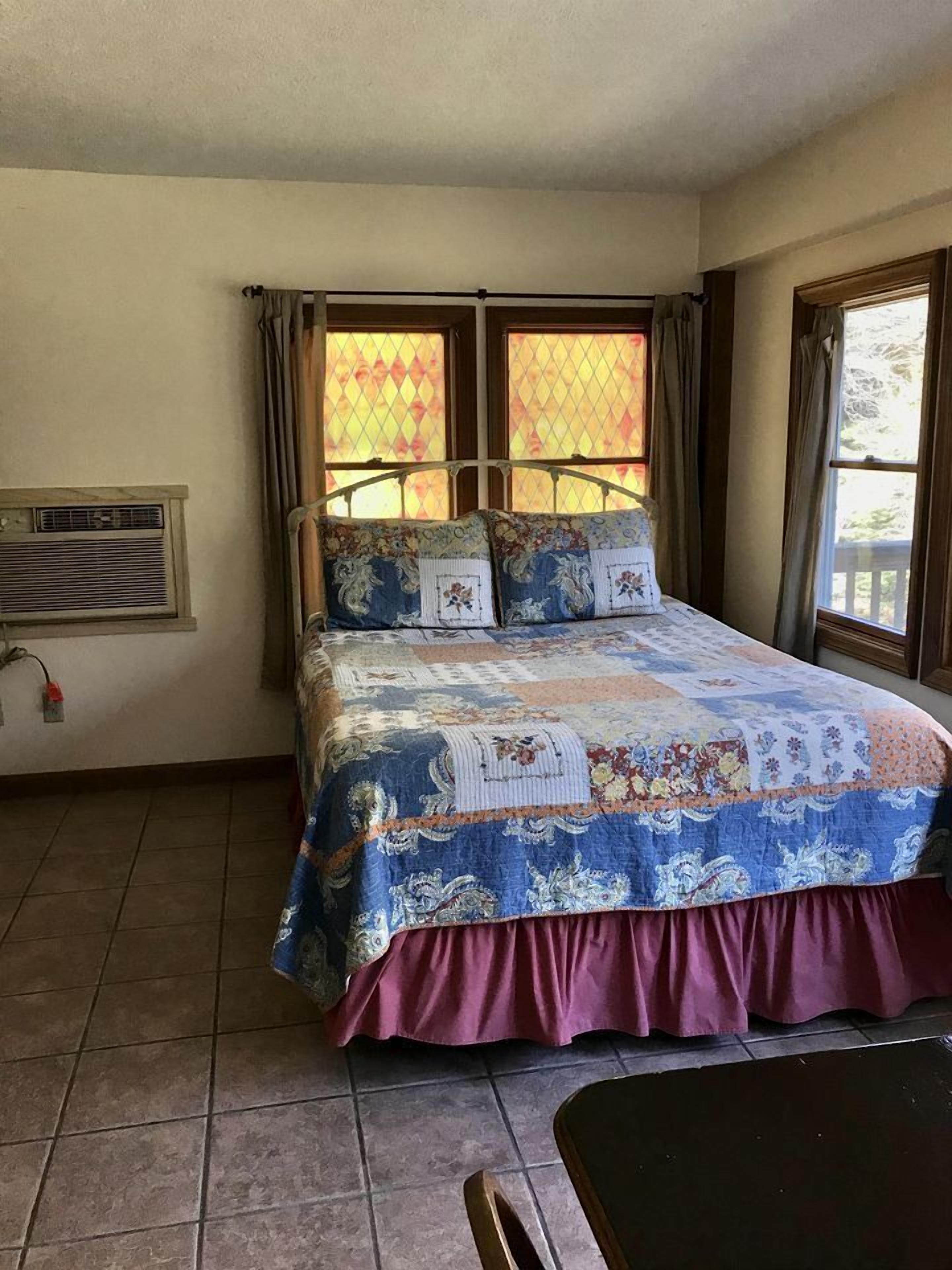 1 bedroom, bed sheets