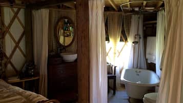 Serviettes fournies, savon, shampoing, papier toilette