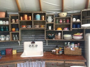 المنشأة من الداخل