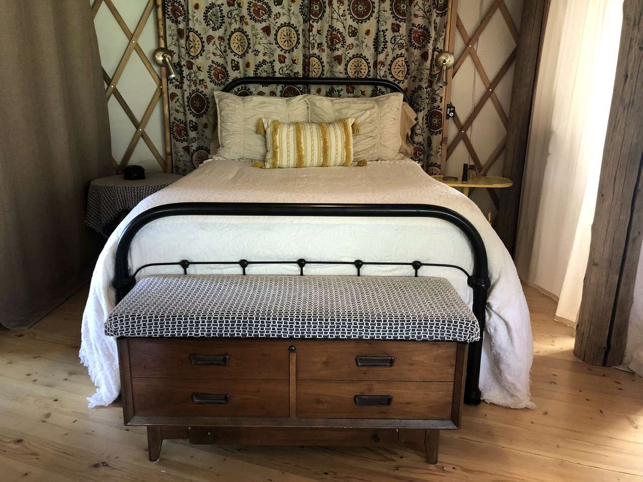 1 bedroom, desk, bed sheets