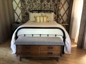 1 bedroom, desk, bed sheets - Amazing Yurt in Idaho for Camping Near Caribou National Forest (Lava Hot Springs)