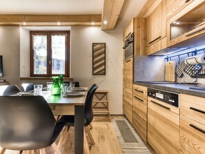 Fridge, oven, stovetop, dishwasher - Nid du Pic - Cozy alpine retreat with private garden in Chamonix (Chamonix-Mont-Blanc)