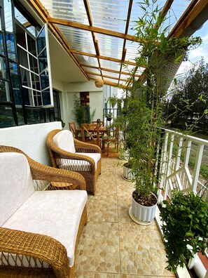 Outdoor dining - Maison Zury Thome | Cozy Executive 1BR | WiFi , Workspace |open canopy balcony (Nairobi)