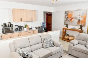 Smart-tv, böcker och en stereo