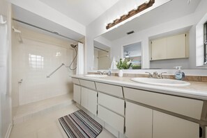 Een douche, een haardroger, handdoeken