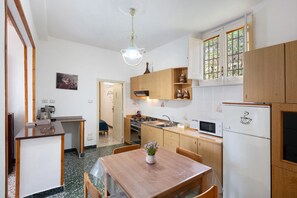 Kylskåp, mikrovågsugn, ugn och spishäll