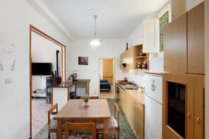 Kylskåp, mikrovågsugn, ugn och spishäll