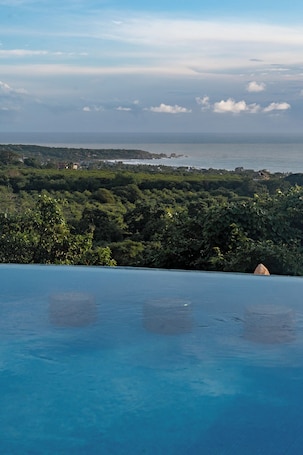 Outdoor pool. Casa Cumbre PXM