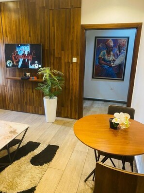 Appartement Classique, patio, vue ville | Restauration dans la chambre