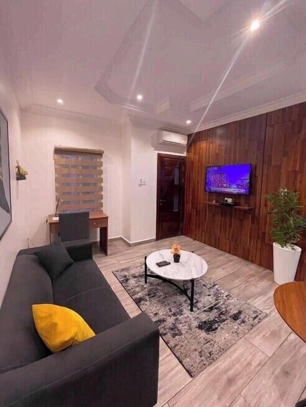 Appartement Classique, patio, vue ville | Coin séjour