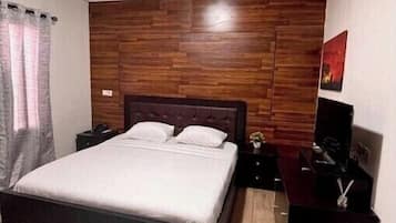 Klassiek appartement, patio, uitzicht op stad | Een laptopwerkplek, gratis wifi