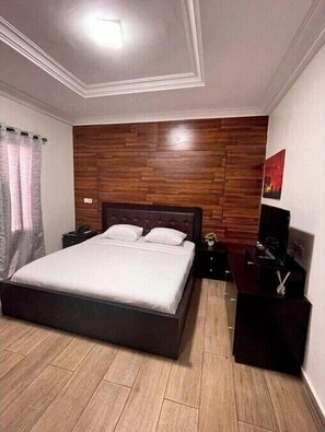 Apartamento clásico, patio, vistas a la ciudad | Espacio para trabajar con un portátil y wifi gratis