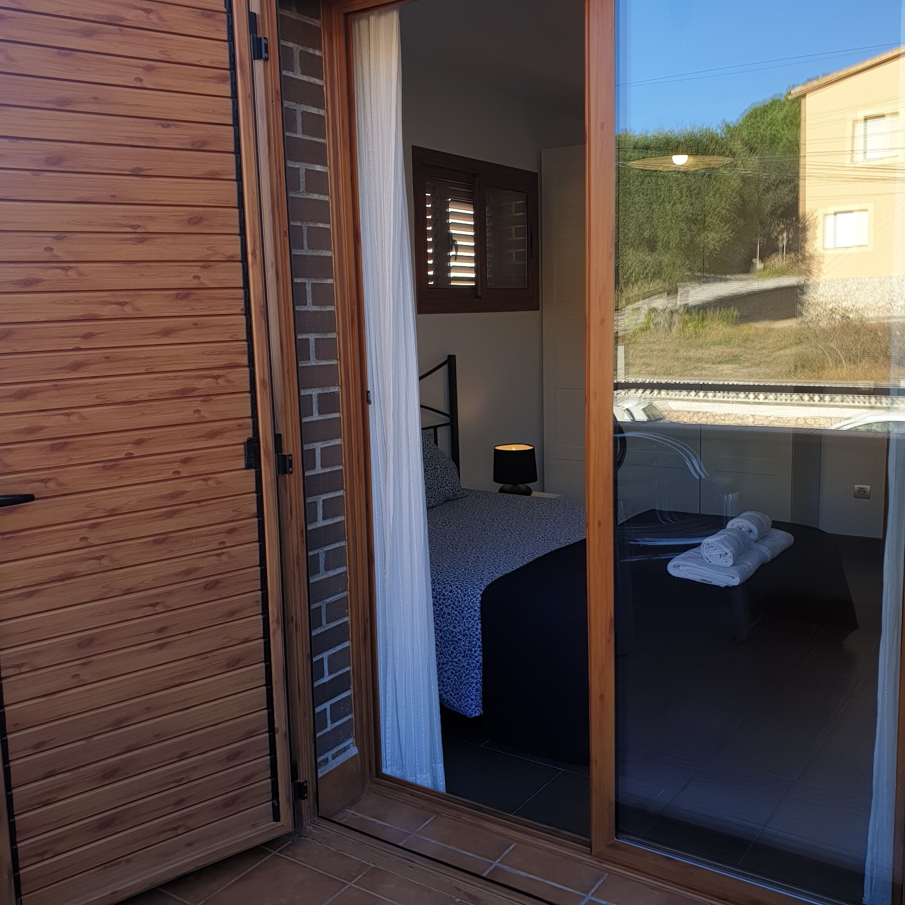 Een bureau, een strijkplank/strijkijzer, gratis wifi, beddengoed