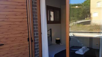 Een bureau, een strijkplank/strijkijzer, gratis wifi, beddengoed