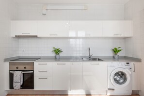 Fridge, microwave, oven, stovetop - Vacation Villa 'Casa Lunnett' with Sea View, Private Pool and Wi-Fi (Playa Blanca)