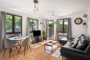 TV - Vacation Villa 'Casa Lunnett' with Sea View, Private Pool and Wi-Fi (Playa Blanca)