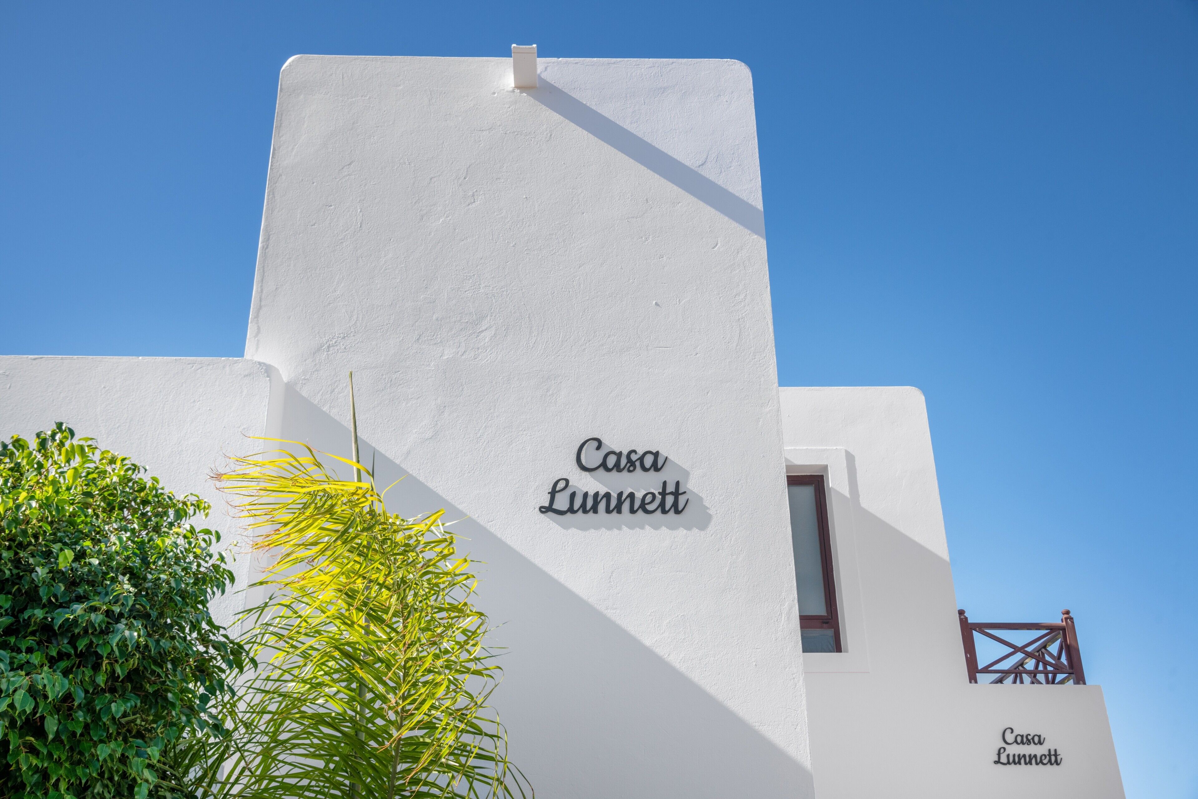 A building with the name 'Casa Lunnett' on its facade.