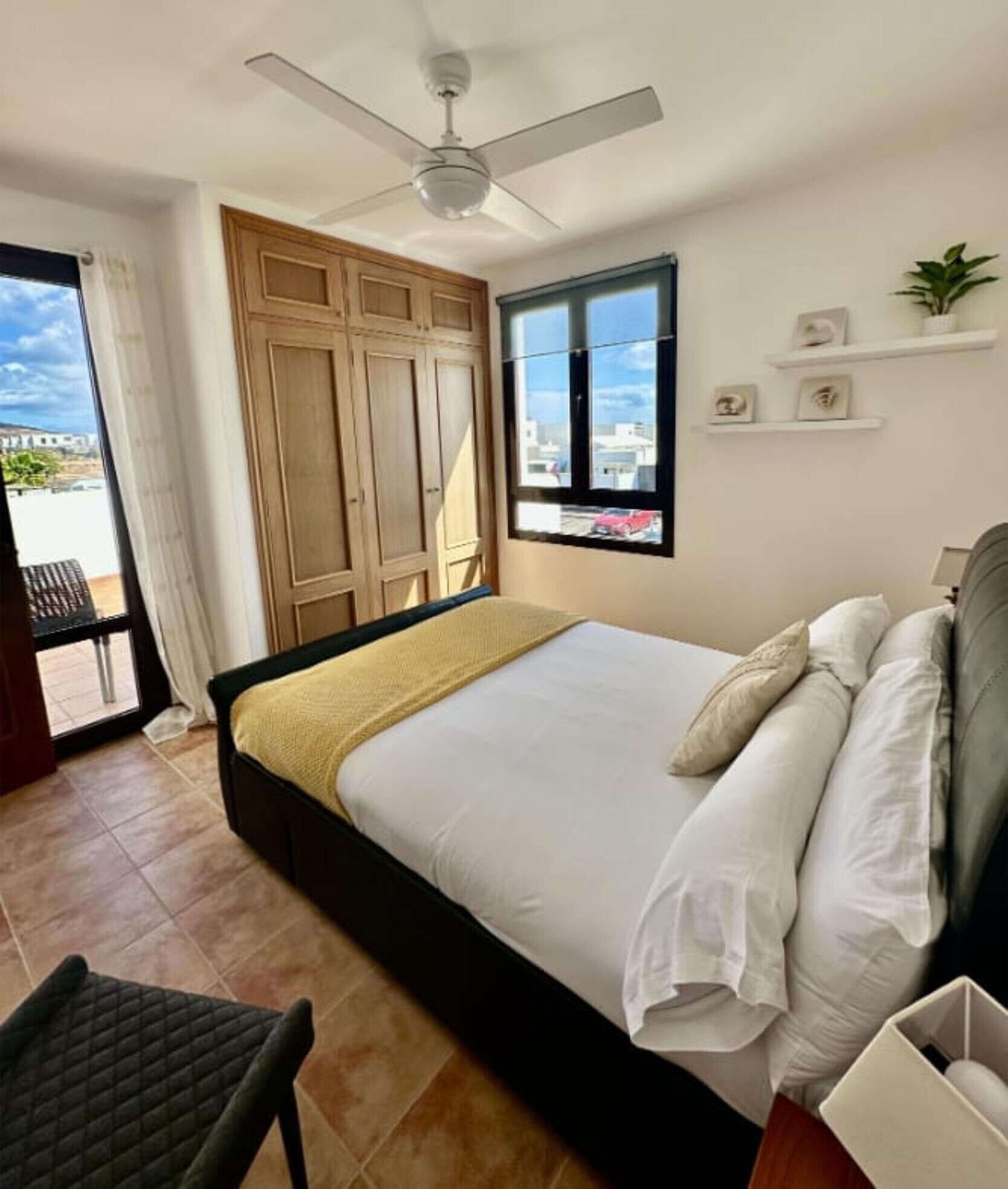 Tabla de planchar con plancha, wifi y ropa de cama 