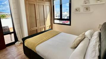 Een strijkplank/strijkijzer, wifi, beddengoed