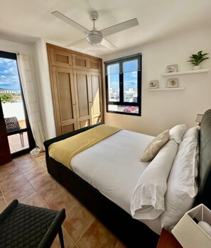 Een strijkplank/strijkijzer, wifi, beddengoed