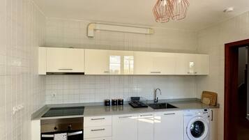 Een koelkast, een magnetron, een oven, een kookplaat