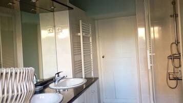 SĂšche-cheveux, savon, papier toilette