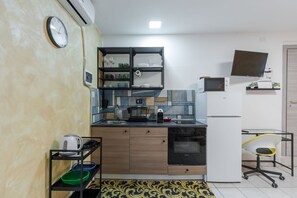 Frigorifero, microonde, macchina per tè/caffè, bollitore elettrico