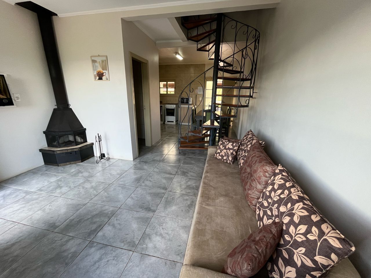 Apartamento clássico, vista para a montanha | Área de estar | TV de tela plana