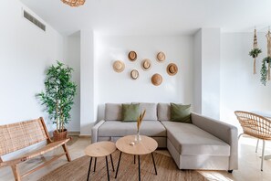 TV - 209 Los Prados' Bright, modern and spacious apartment with pool, walking distance of the center (La Cala de Mijas)