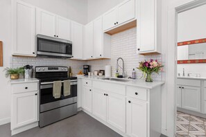 Jääkaappi, mikroaaltouuni, uuni, liesi