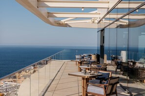 Outdoor dining - Sunset Mercury Tower Designer Apartment with Pool (Saint Julian's)