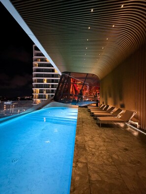 Piscine couverte, piscine extérieure