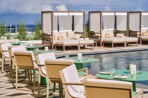 Een binnenzwembad, een buitenzwembad