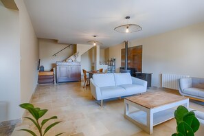 TV, fireplace - Holiday Home “La Maison D'hana” with Shared Pool, Private Terrace & Wi-Fi (Saint-Bonnet-de-Valclérieux)