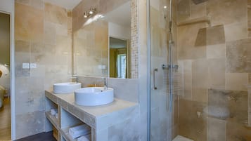 Shower, free toiletries, towels
