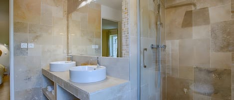 Regadera, amenidades de baño gratuitas, toallas