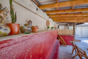 Outdoor dining - Holiday Home “La Maison D'hana” with Shared Pool, Private Terrace & Wi-Fi (Saint-Bonnet-de-Valclérieux)