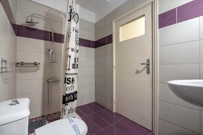 Haartrockner, Handtücher, Seife, Toilettenpapier