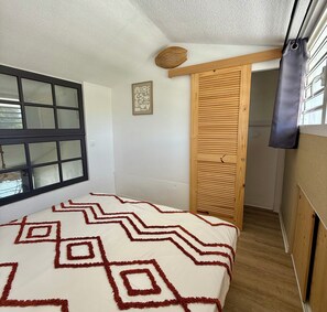 Travel cot, bed sheets - Amaretto apartment with nice marina views, just steps away from all amenities (Saint-François)