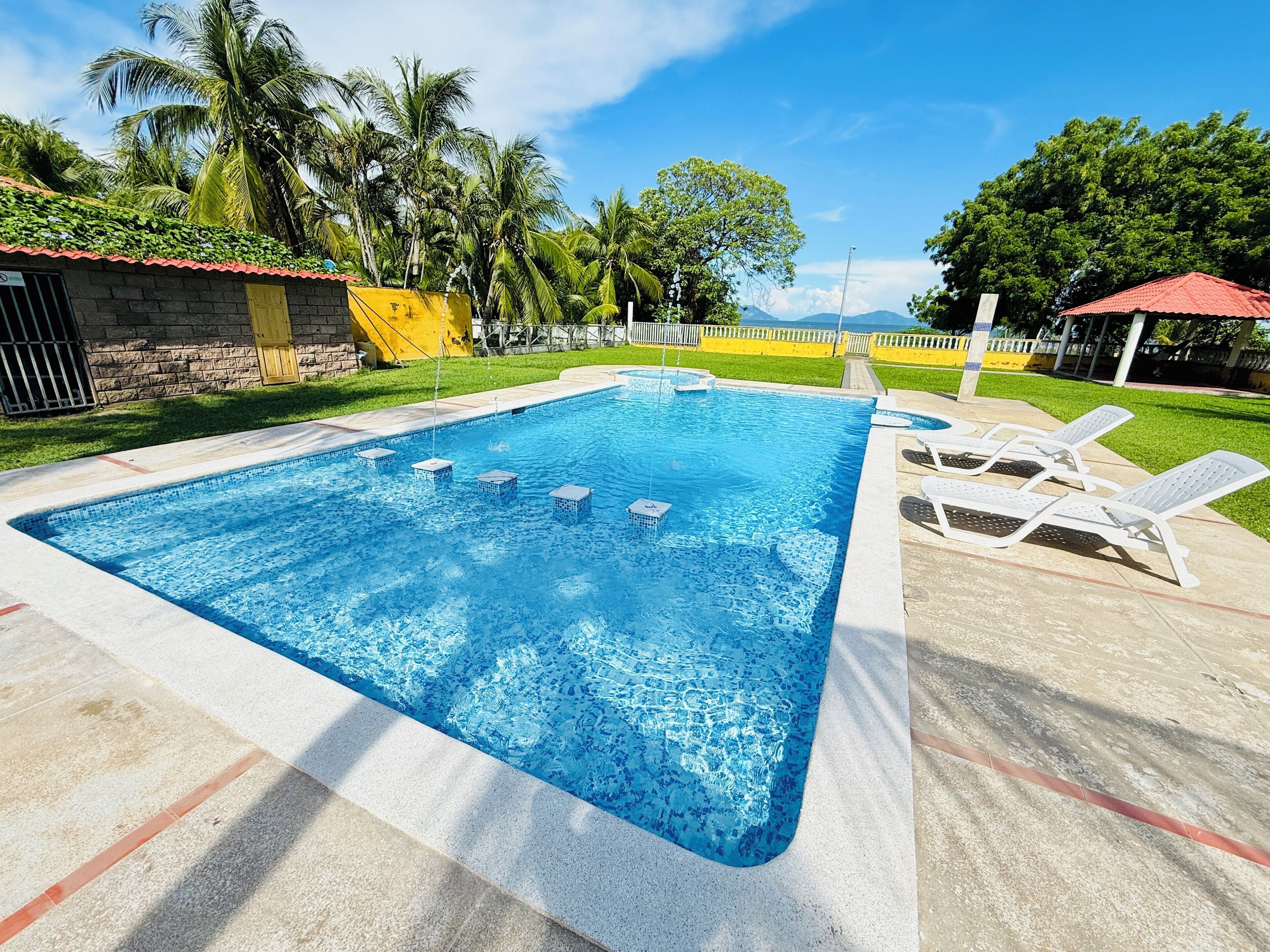 Una piscina al aire libre