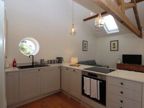Cottage | Private kitchen | Dishwasher, cookware/dishes/utensils - Hilldown Granary (Crediton)