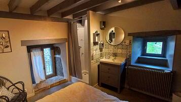 BĂŒgeleisen/BĂŒgelbrett, WLAN, BettwĂ€sche