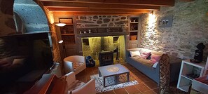 TV, fireplace, DVD player, stereo - Charming Oliabou Gîte – Mountain View, Private Terrace, Wi-Fi (Laurie)