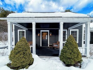 Exterior - Lg modern farmhouse-Luxe-Htub-Game Room-Fireplace (Newfane)